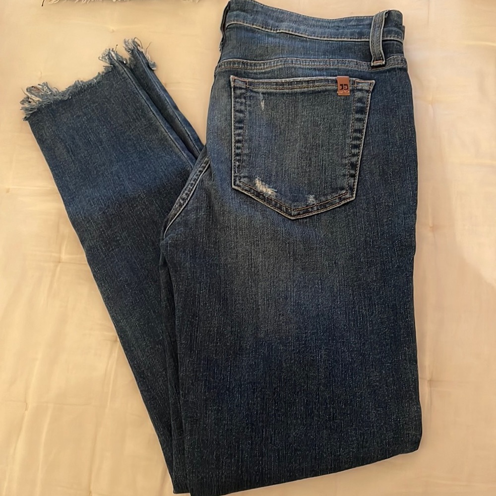 Distressed skinny jeans